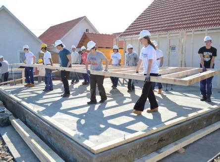 Elevi din Elveţia şi Austria construiesc, voluntar, două case în Bihor